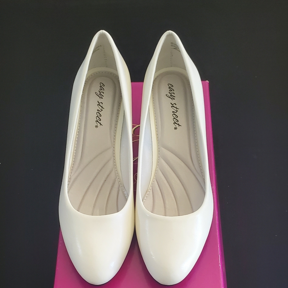 Easy Street Women's White Casual Shoes. Size 8.5M, 9M, 9N
